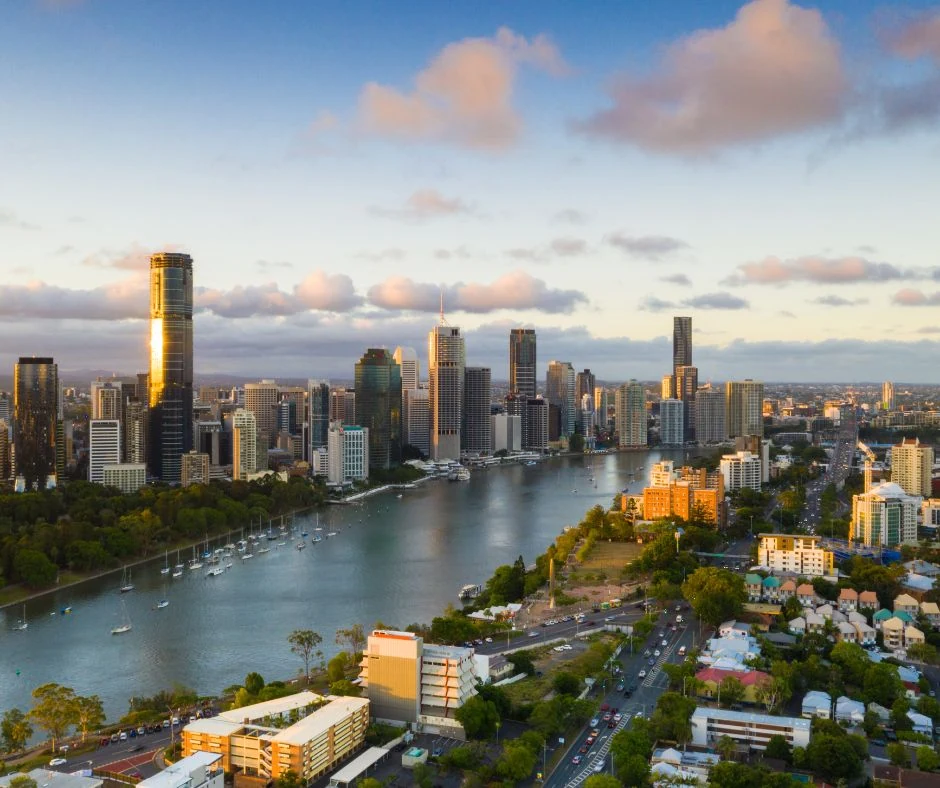 spaceships-australia-brisbane-skyline-fiume.webp