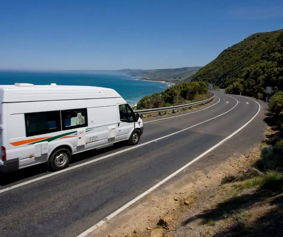 spaceships-australia-campervan-strada-costiera.webp