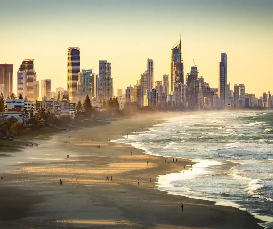 spaceships-australia-gold-coast-spiaggia-skyline.webp