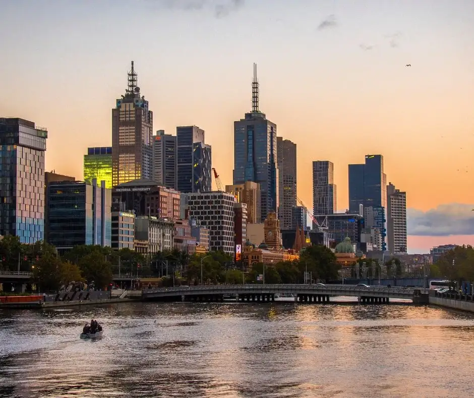 spaceships-australia-melbourne-skyline-fiume-yarra.webp