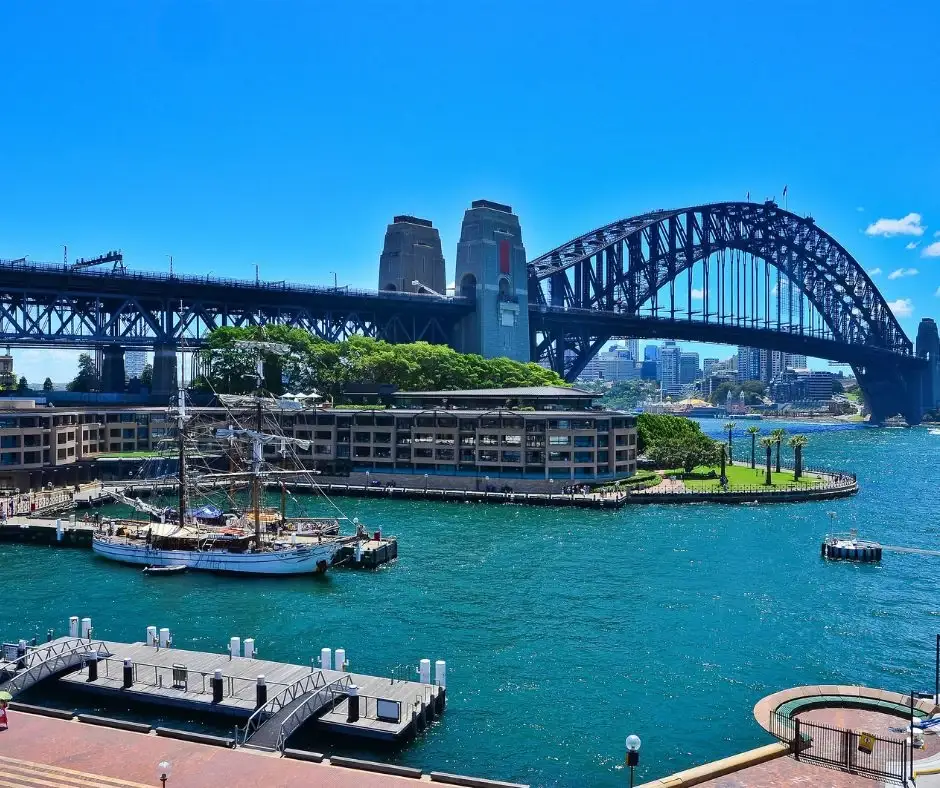 spaceships-australia-sydney-harbour-bridge-baia.webp